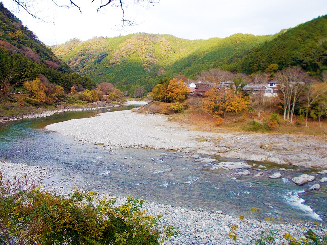 タケタニ駐車場下河川敷